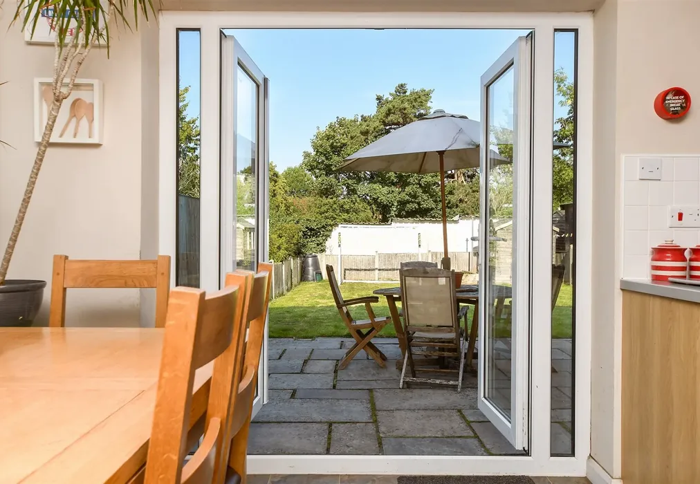Internal Lifestyle Photograph - Ashdown Road, Reigate, Surrey - Wards of Kent