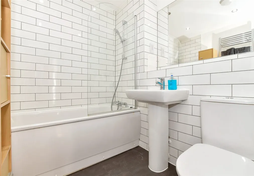 Bathroom - Avebury Avenue, Tonbridge, Kent - Wards of Kent