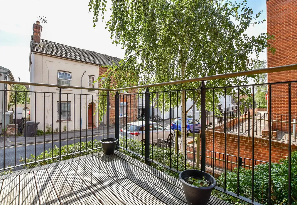 Balcony - Avebury Avenue, Tonbridge, Kent - Wards of Kent