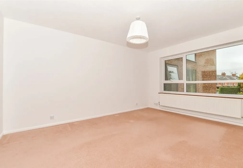 Lounge - Mill Crescent, Tonbridge, Kent - Wards of Kent