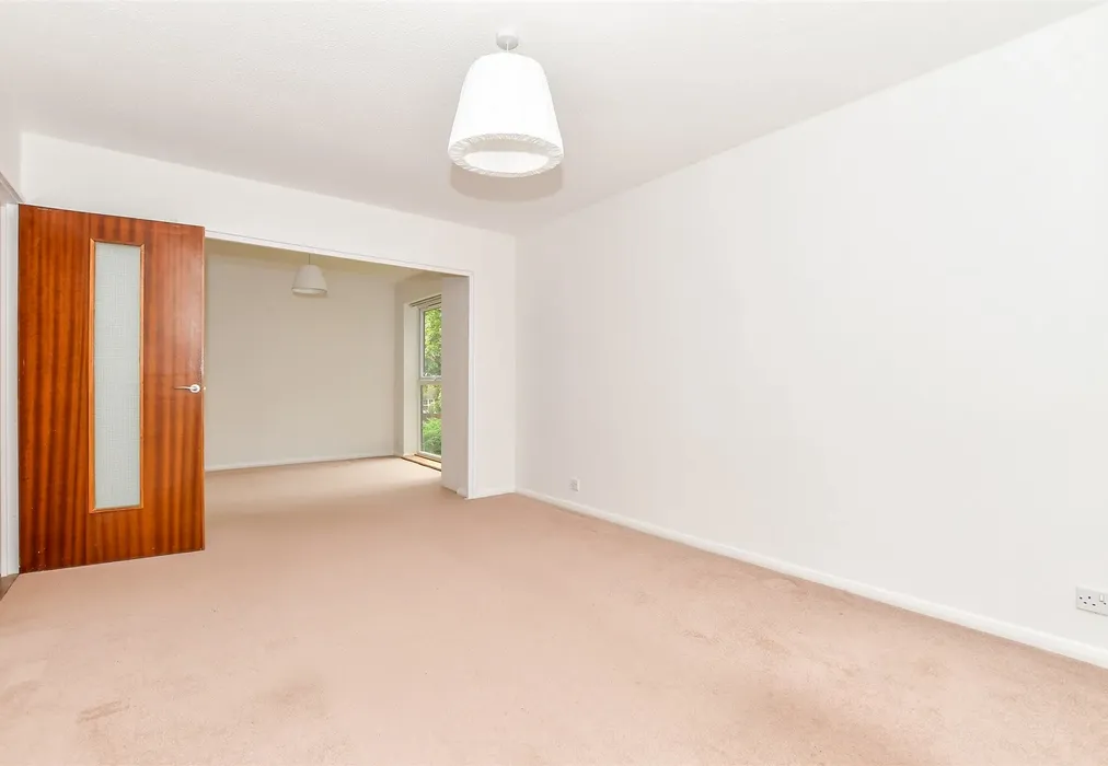 Lounge - Mill Crescent, Tonbridge, Kent - Wards of Kent