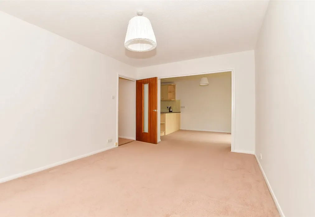Lounge - Mill Crescent, Tonbridge, Kent - Wards of Kent