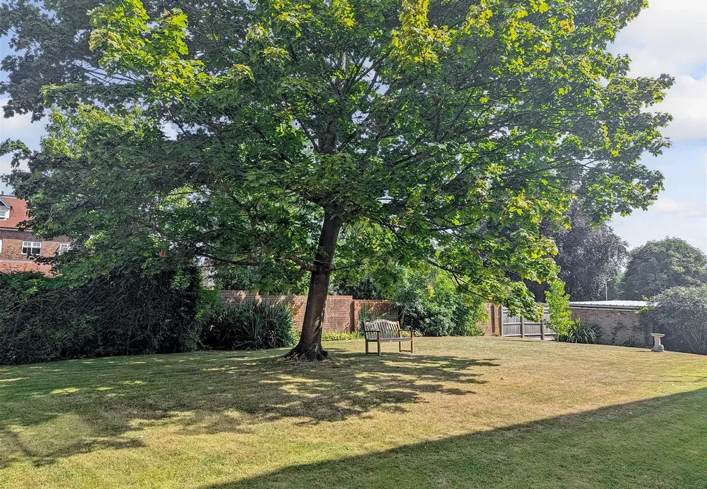 Garden - Mill Crescent, Tonbridge, Kent - Wards of Kent