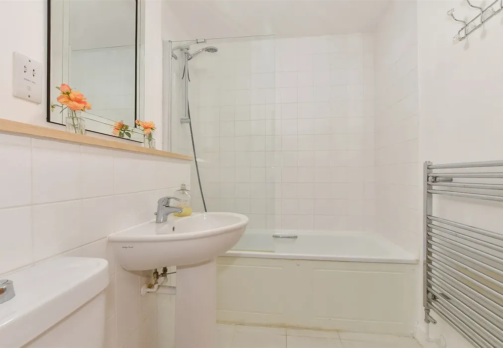 Bathroom - Stonebridge Road, Canterbury, Kent - Wards of Kent
