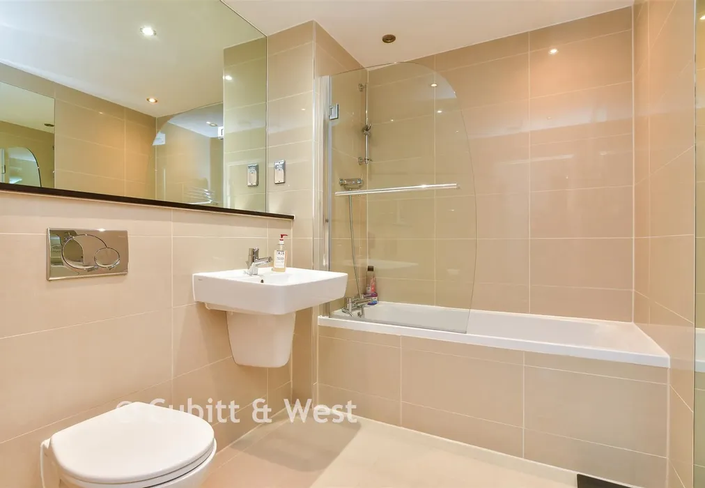 Family Bathroom - Longridge Avenue, Brighton, East Sussex - Wards of Kent