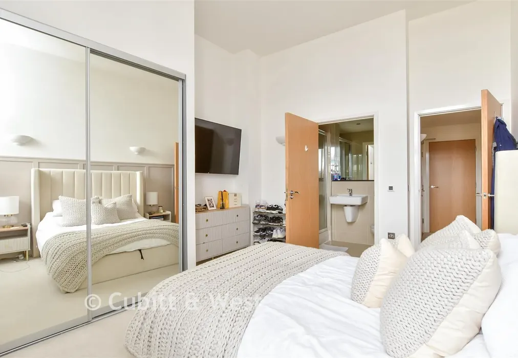 Bedroom 1 - Longridge Avenue, Brighton, East Sussex - Wards of Kent
