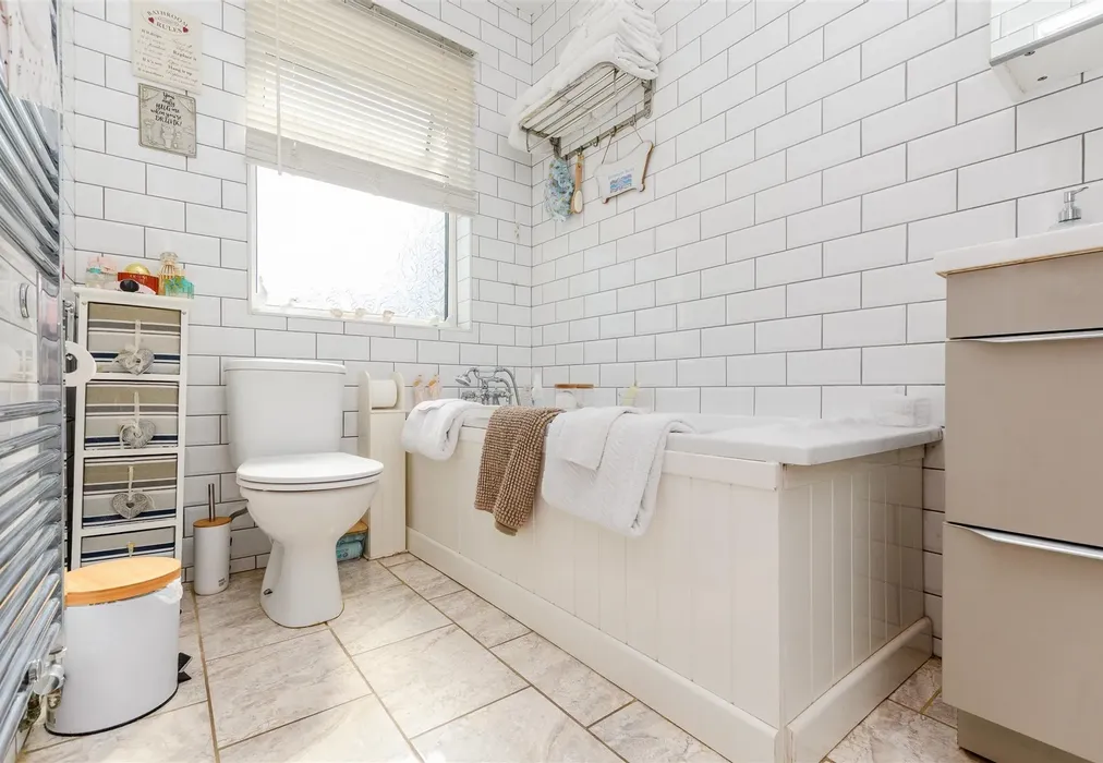 Bathroom - Westbrooke Crescent, Welling, Kent - Wards of Kent