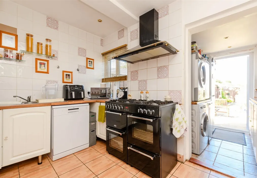 Kitchen - Westbrooke Crescent, Welling, Kent - Wards of Kent