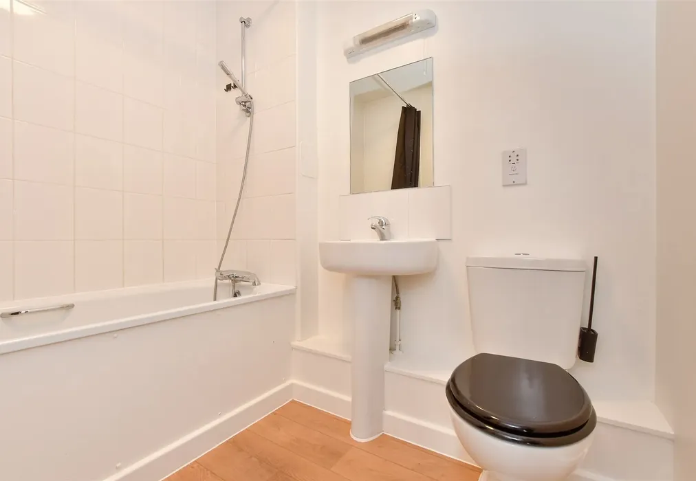 Bathroom - Ellson Close, Ashford, Kent - Wards of Kent