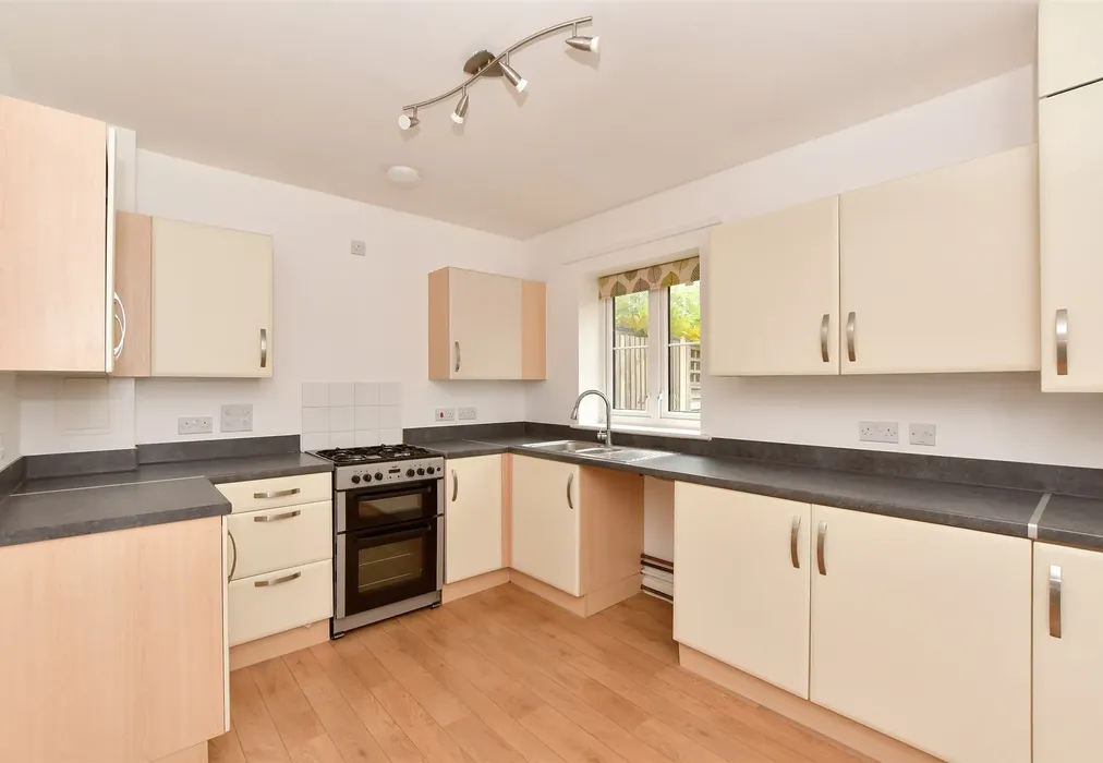 Kitchen - Ellson Close, Ashford, Kent - Wards of Kent