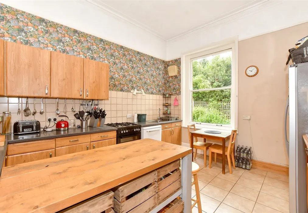 Kitchen - Appley Rise, Ryde, Isle of Wight - Wards of Kent