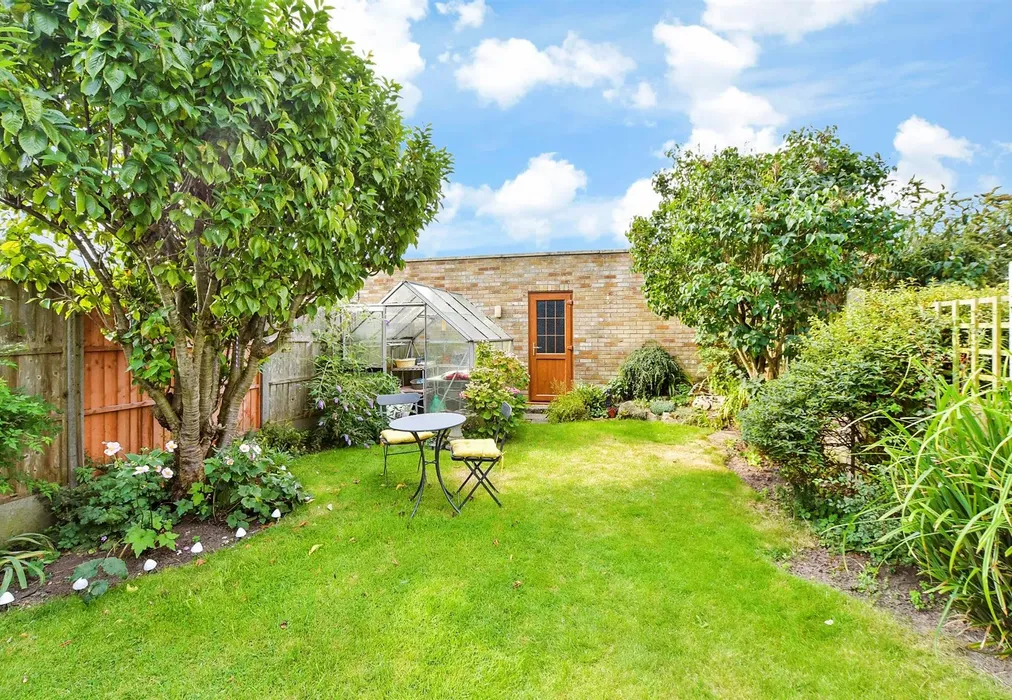 Rear Garden - Victoria Road West, Littlestone, New Romney, Kent - Wards of Kent