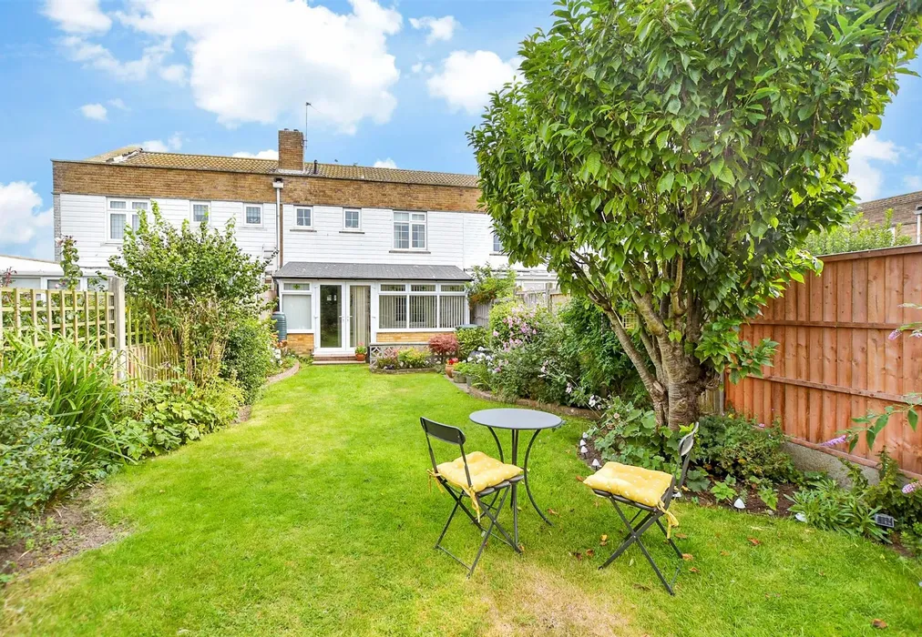 Rear Garden - Victoria Road West, Littlestone, New Romney, Kent - Wards of Kent