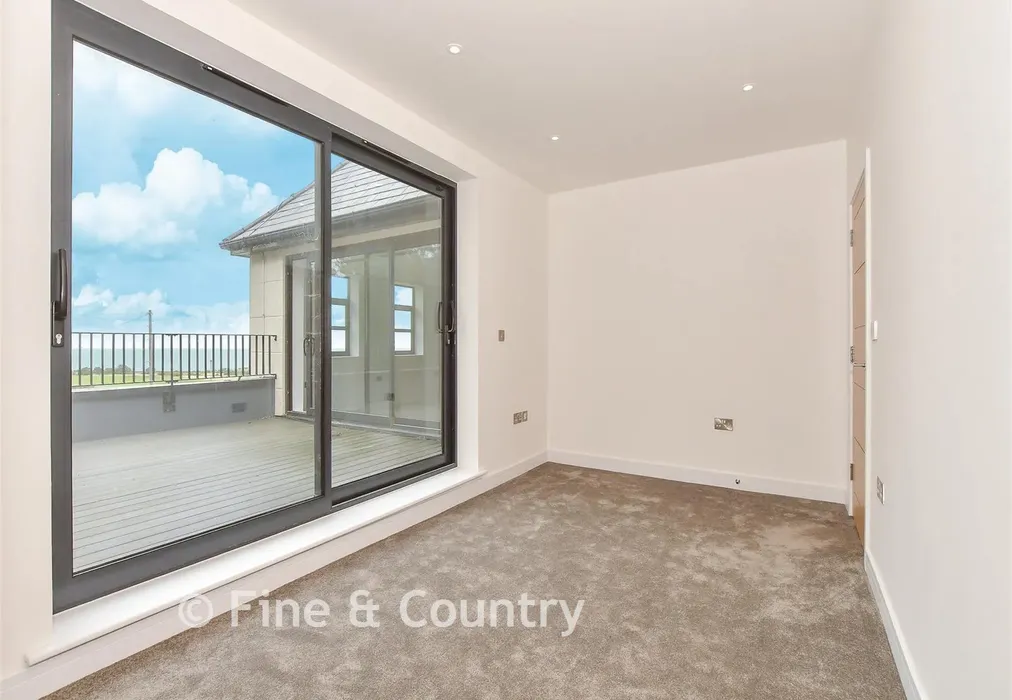 Bedroom 1 - The Fairways, Convent Road, Broadstairs, Kent - Wards of Kent