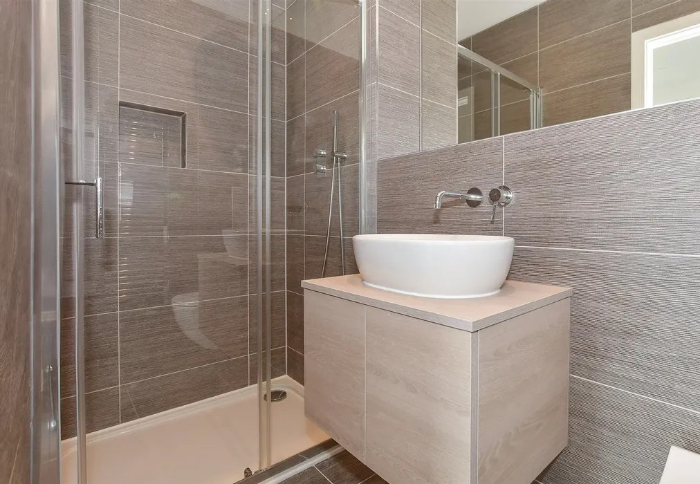 En-Suite - The Fairways, Convent Road, Broadstairs, Kent - Wards of Kent