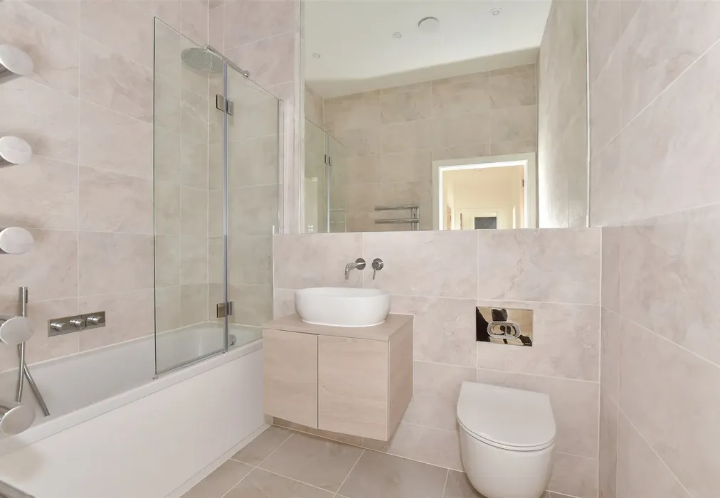 Bathroom - The Fairways, Convent Road, Broadstairs, Kent - Wards of Kent