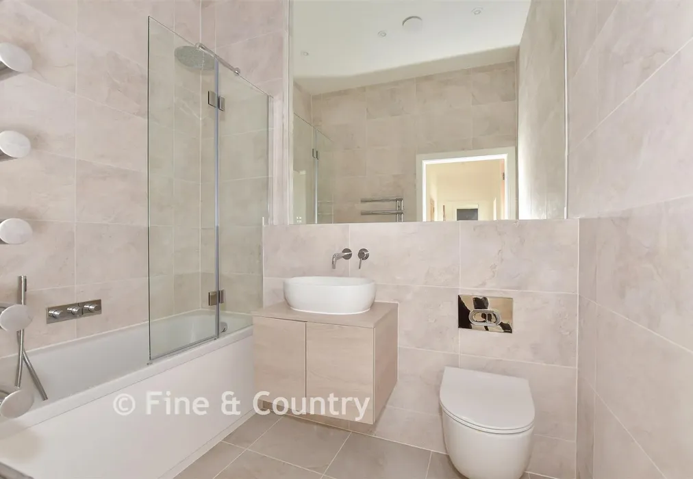 Bathroom - The Fairways, Convent Road, Broadstairs, Kent - Wards of Kent