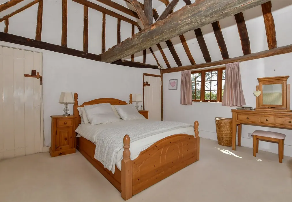 Bedroom 1 - Furnace Lane, Horsmonden, Tonbridge, Kent - Wards of Kent