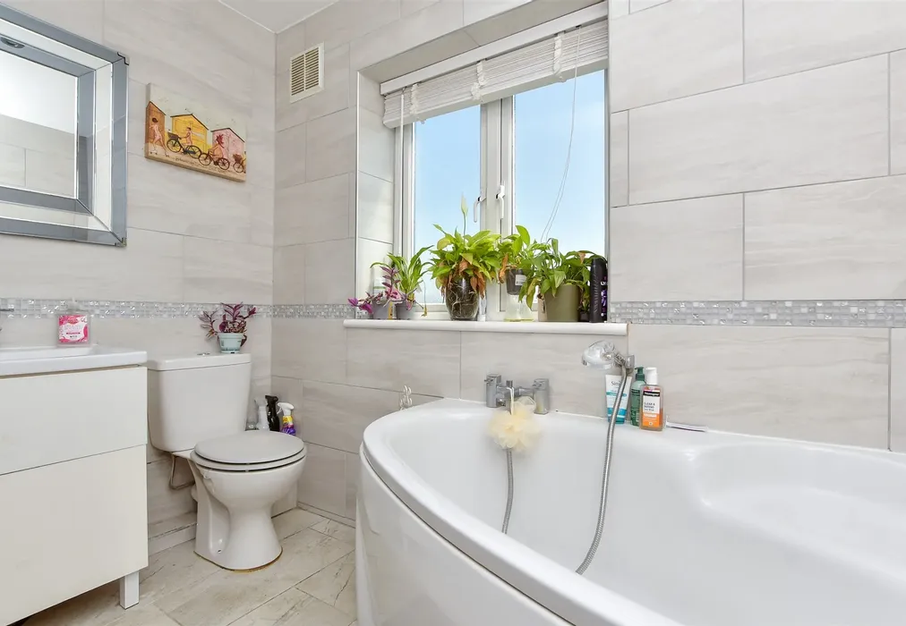 Bathroom - Dane Road, Birchington, Kent - Wards of Kent