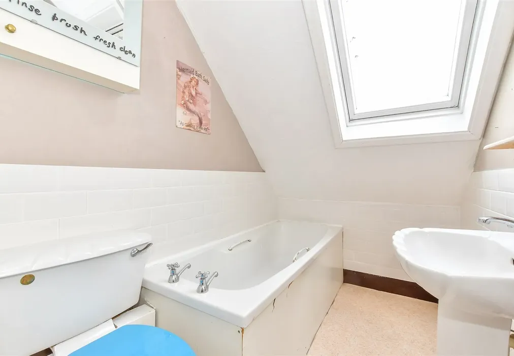 Bathroom - Grove Road, Sandown, Isle of Wight - Wards of Kent