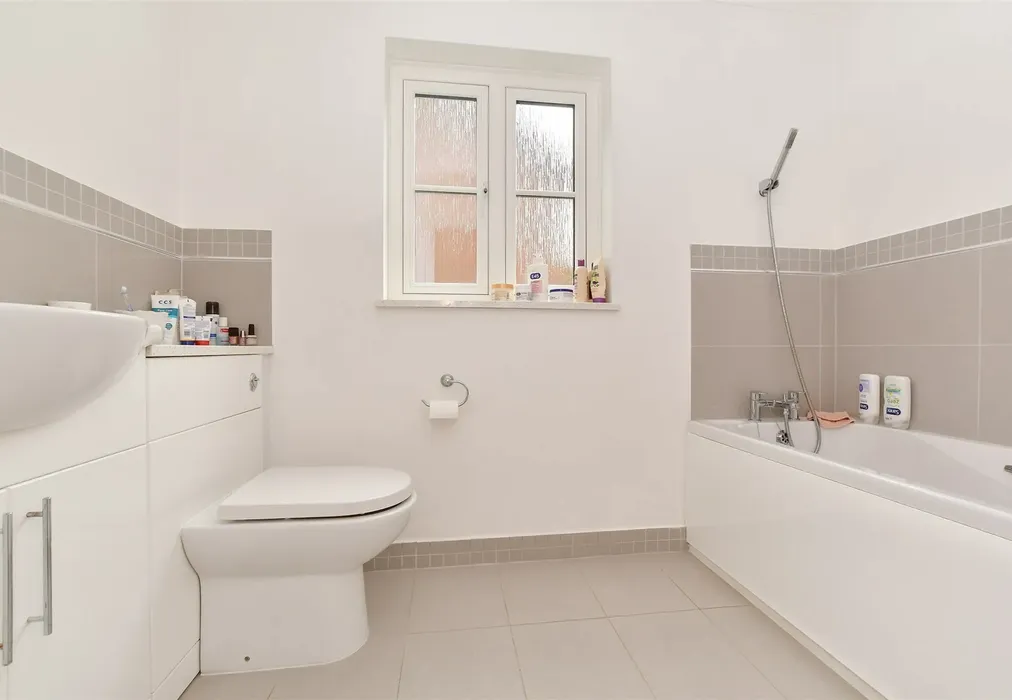 Family Bathroom - Woodchurch Road, Tenterden, Kent - Wards of Kent