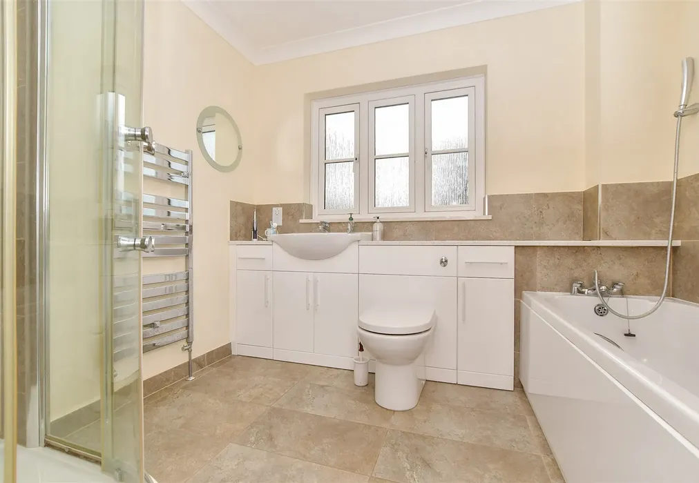 En-Suite Bathroom/Shower Room - Woodchurch Road, Tenterden, Kent - Wards of Kent