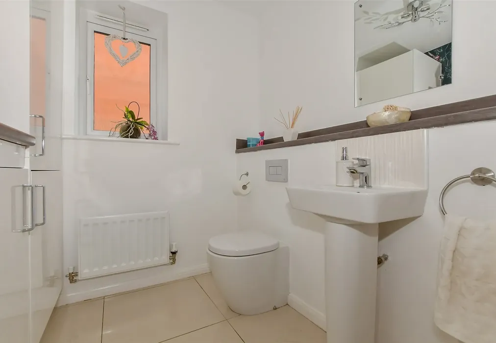 Cloakroom - Knoxes Shaw, Maidstone, Kent - Wards of Kent