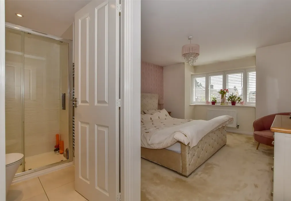 Bedroom 1 - Knoxes Shaw, Maidstone, Kent - Wards of Kent