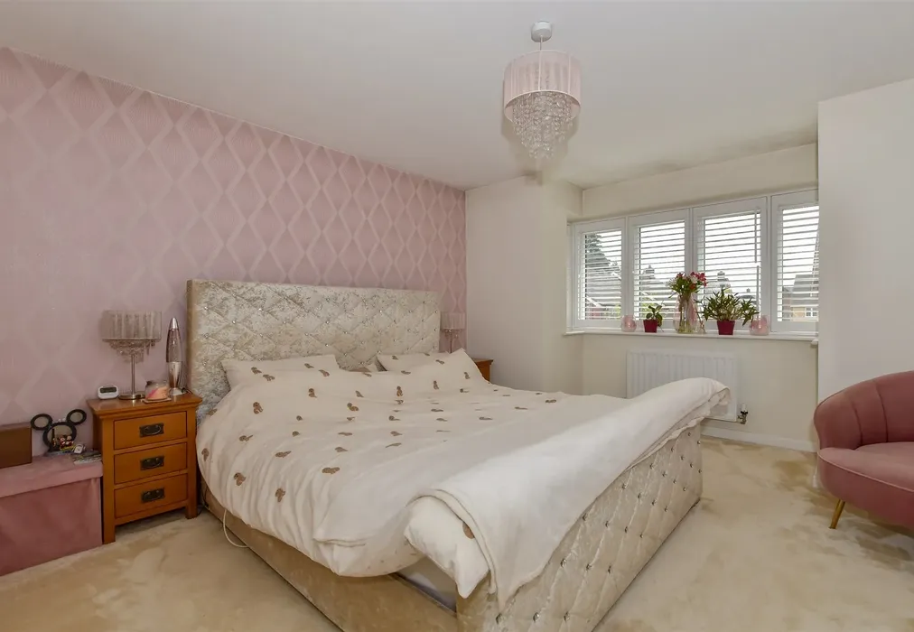 Bedroom 1 - Knoxes Shaw, Maidstone, Kent - Wards of Kent