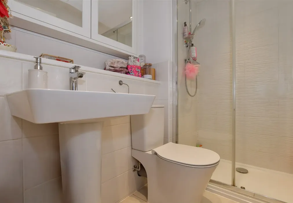 En-Suite Shower Room - Knoxes Shaw, Maidstone, Kent - Wards of Kent