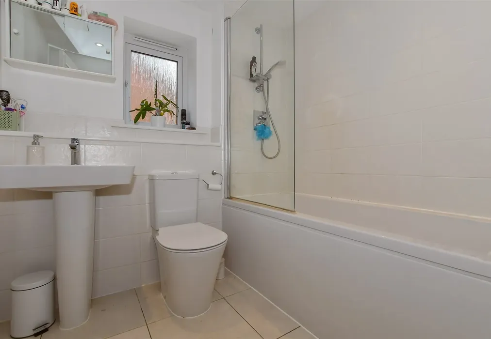Bathroom - Knoxes Shaw, Maidstone, Kent - Wards of Kent