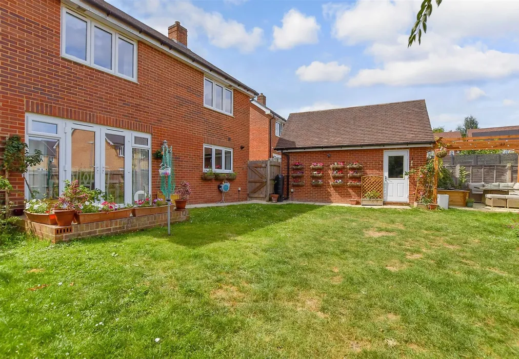 Rear Garden - Knoxes Shaw, Maidstone, Kent - Wards of Kent