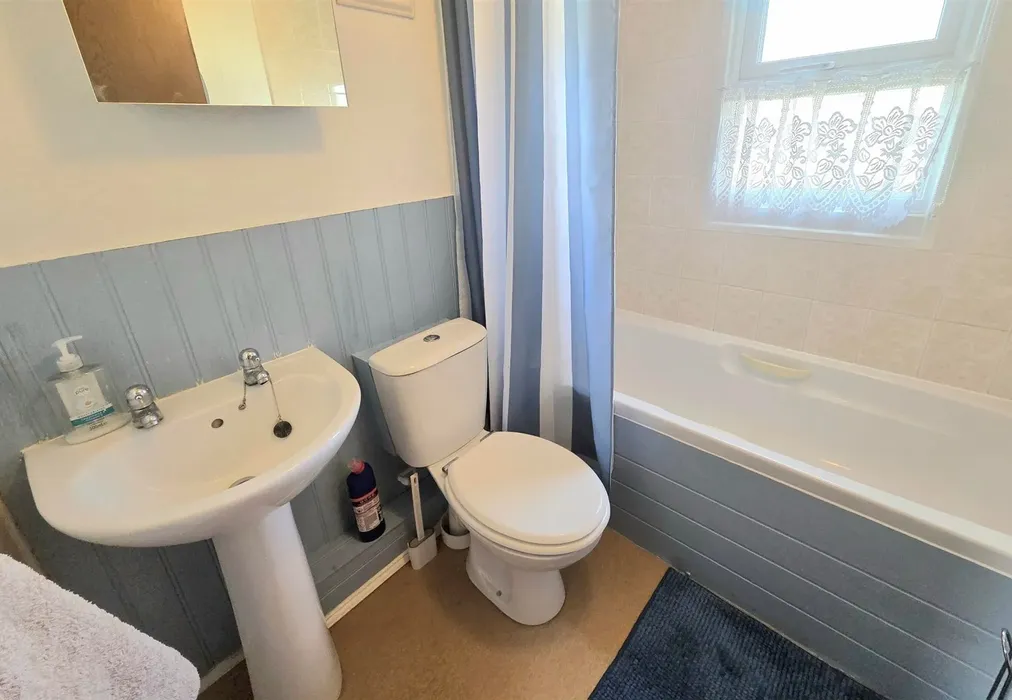 Bathroom - Reculver Road, Herne Bay, Kent - Wards of Kent