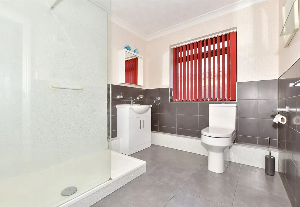 Shower Room - The Fairway, Dymchurch, Romney Marsh, Kent - Wards of Kent
