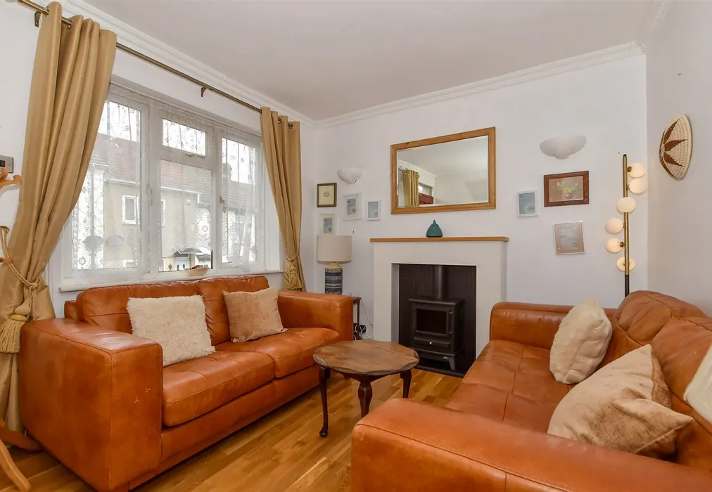 Lounge - Connaught Road, Chatham, Kent - Wards of Kent