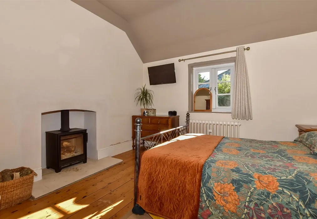 Bedroom 1 - Maidstone Road, Paddock Wood, Tonbridge, Kent - Wards of Kent