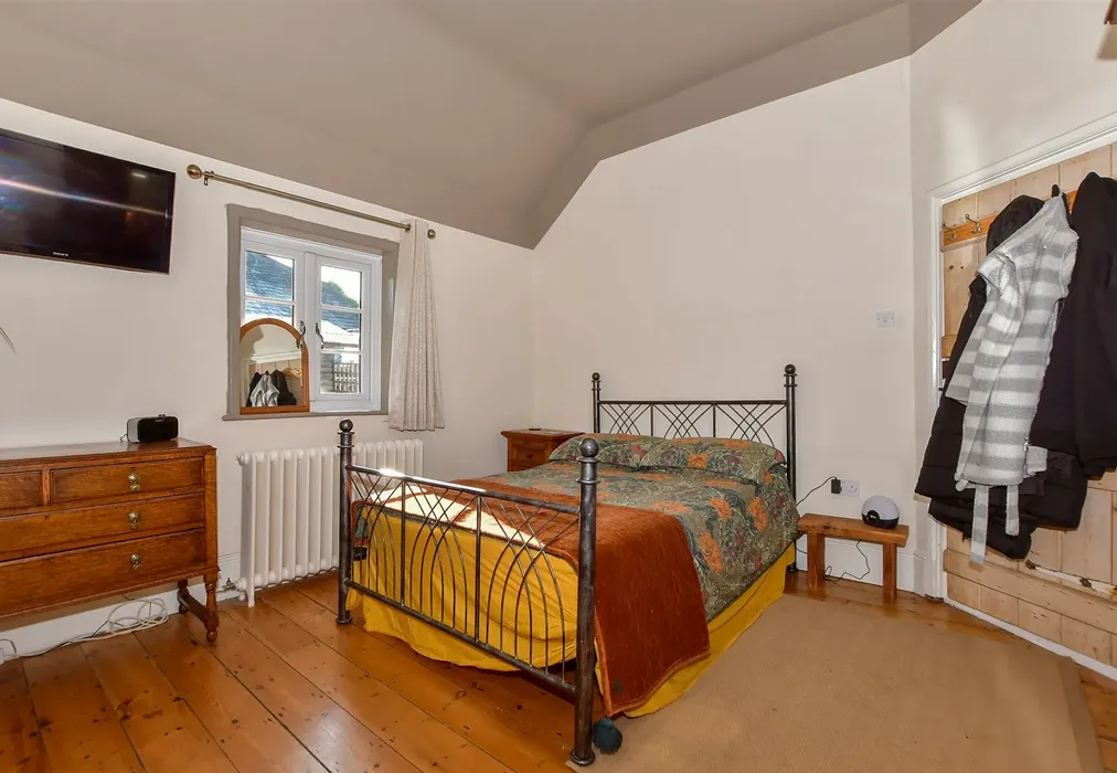 Bedroom 1 - Maidstone Road, Paddock Wood, Tonbridge, Kent - Wards of Kent