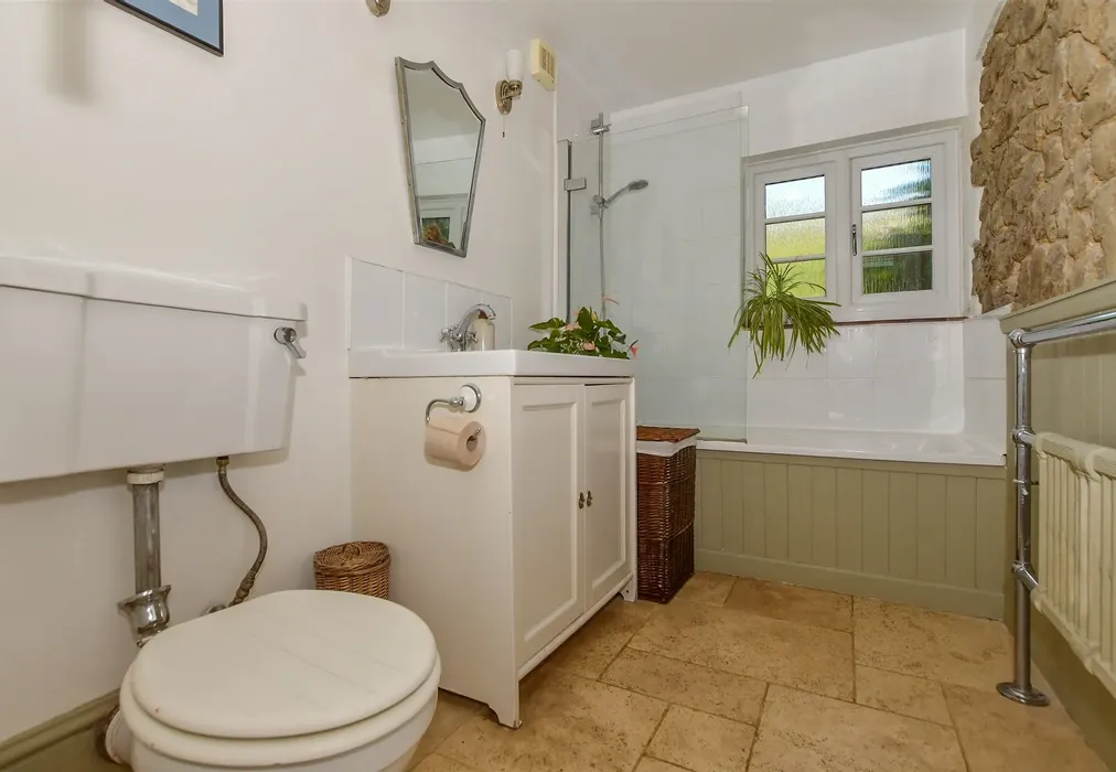 Bathroom - Maidstone Road, Paddock Wood, Tonbridge, Kent - Wards of Kent