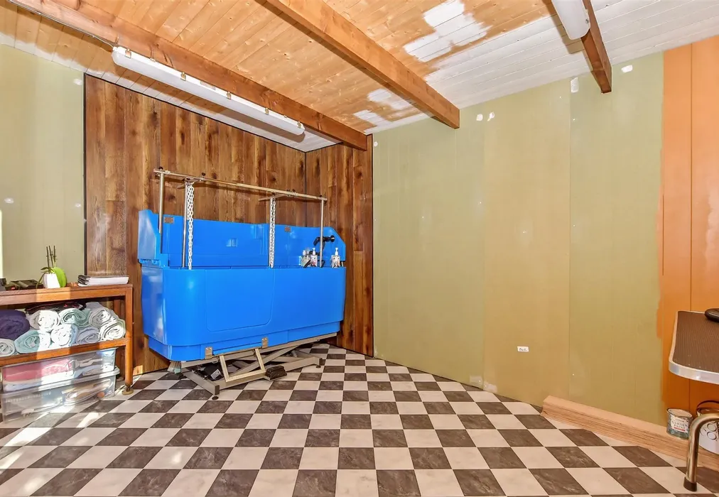 Large studio - Maidstone Road, Paddock Wood, Tonbridge, Kent - Wards of Kent