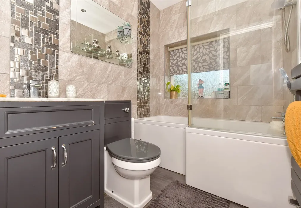 Bathroom - Kings Road, Dover, Kent - Wards of Kent