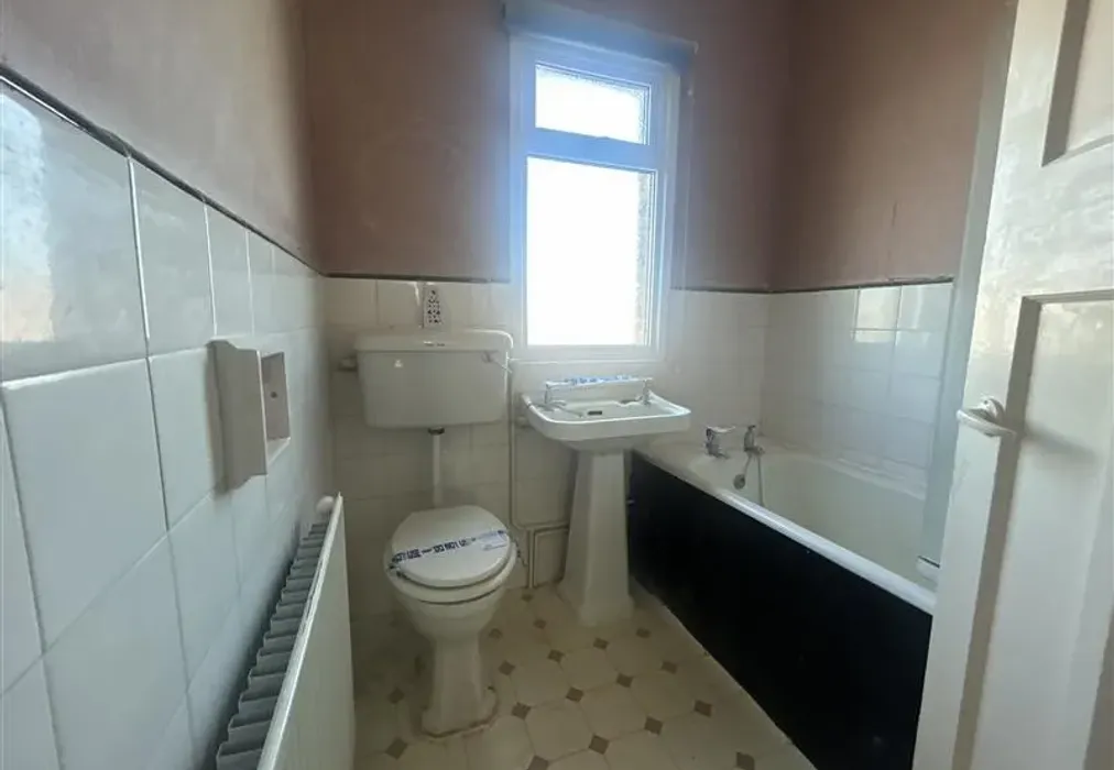 Family Bathroom - Norman Road, Ramsgate, Kent - Wards of Kent