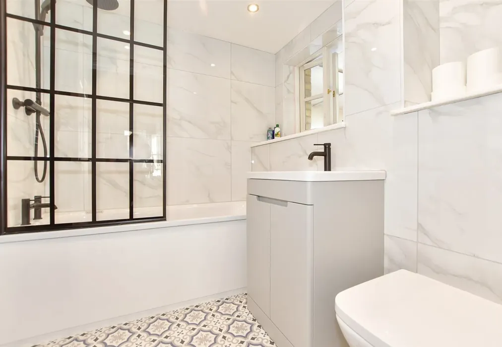 Bathroom - D'Este Road, Ramsgate, Kent - Wards of Kent