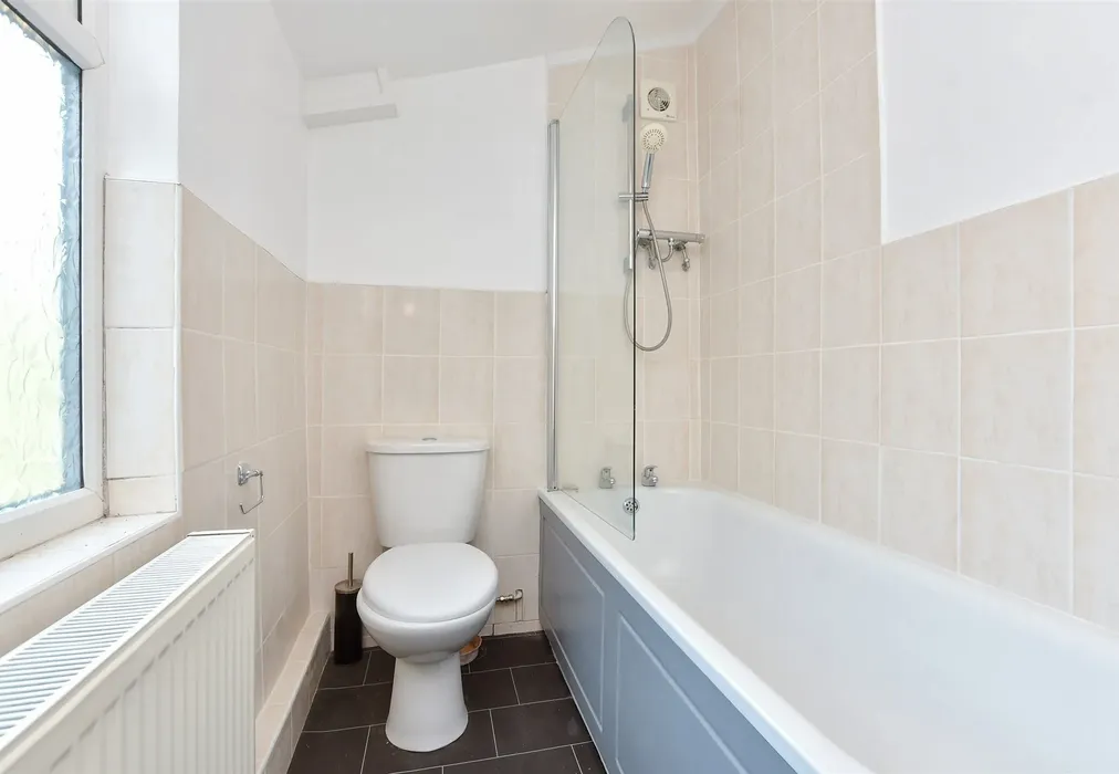 Bathroom - Hereson Road, Ramsgate, Kent - Wards of Kent