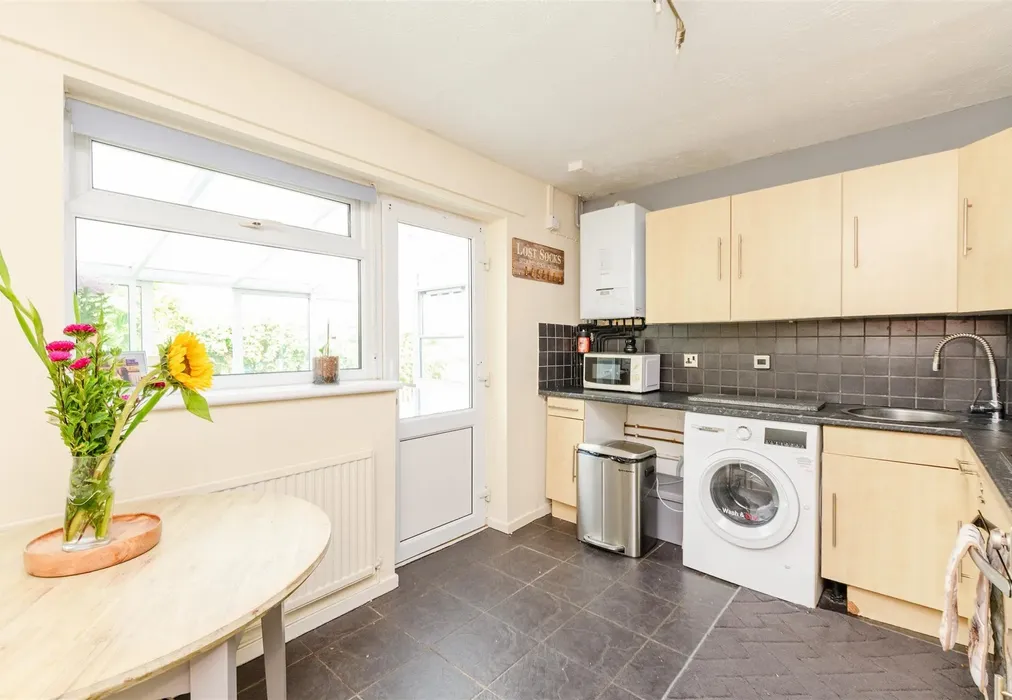 Kitchen - Freshwater Road, Walderslade, Chatham, Kent - Wards of Kent