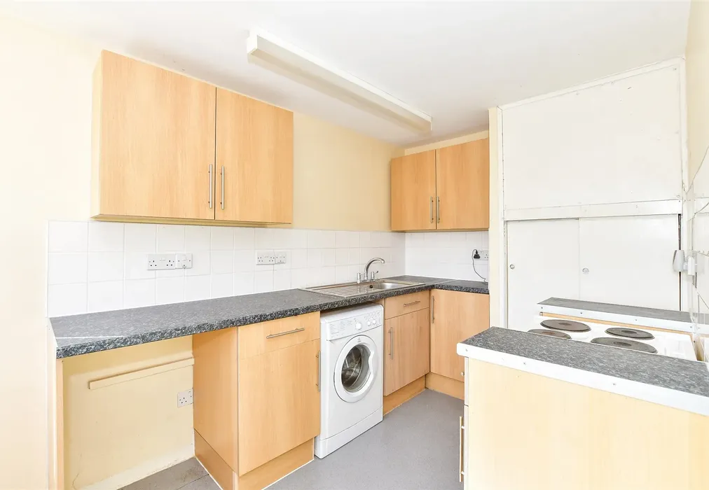 Kitchen - Chenies Close, Tunbridge Wells, Kent - Wards of Kent
