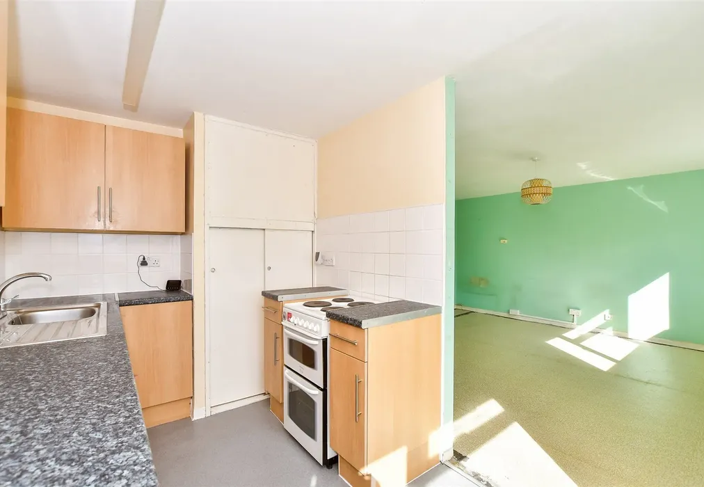 Kitchen - Chenies Close, Tunbridge Wells, Kent - Wards of Kent