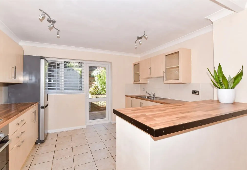 Kitchen - Chillington Close, Upper Halling, Rochester, Kent - Wards of Kent