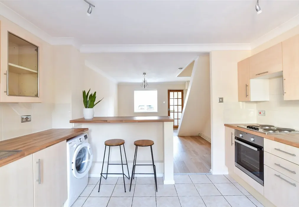 Kitchen - Chillington Close, Upper Halling, Rochester, Kent - Wards of Kent