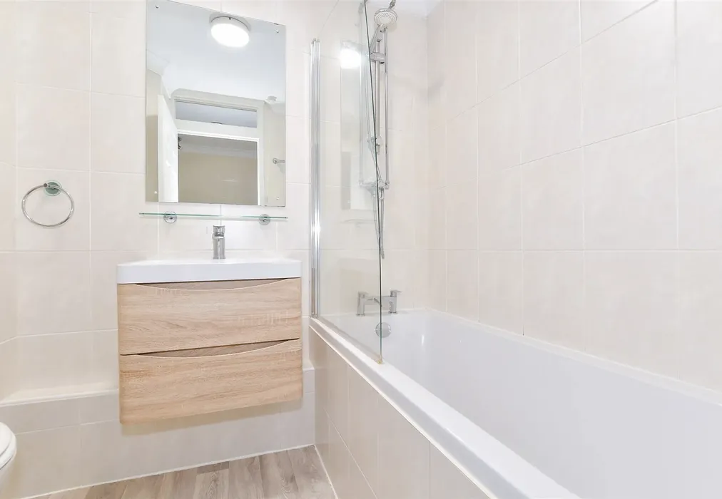 Bathroom - Chillington Close, Upper Halling, Rochester, Kent - Wards of Kent