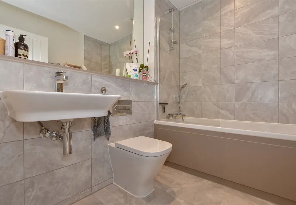 Bathroom - Gransden Road, East Malling, West Malling, Kent - Wards of Kent